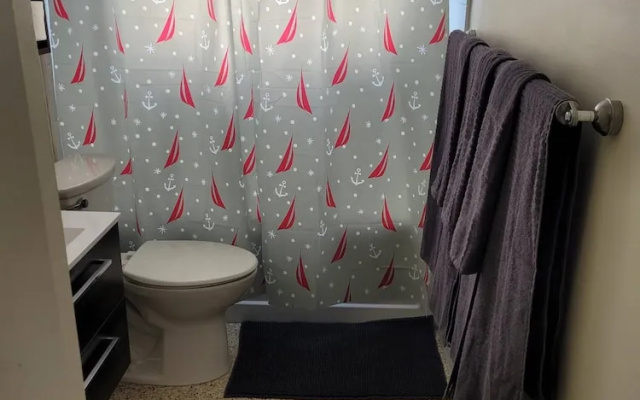 Modern 2BR Near Downtown & Expo Centre