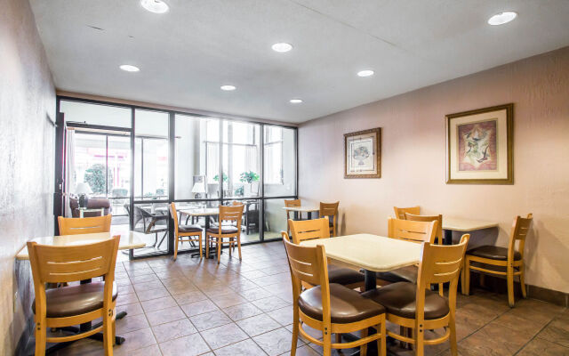 Econo Lodge I-44 - Exit 80