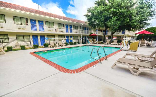 Motel 6 Huntsville, TX