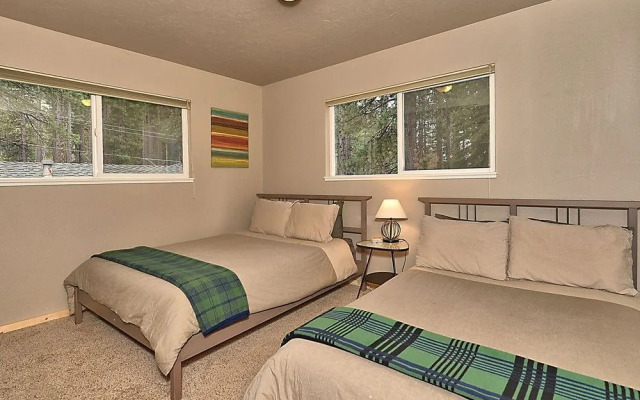 3BR 2BA Heavenly Chalet by RedAwning