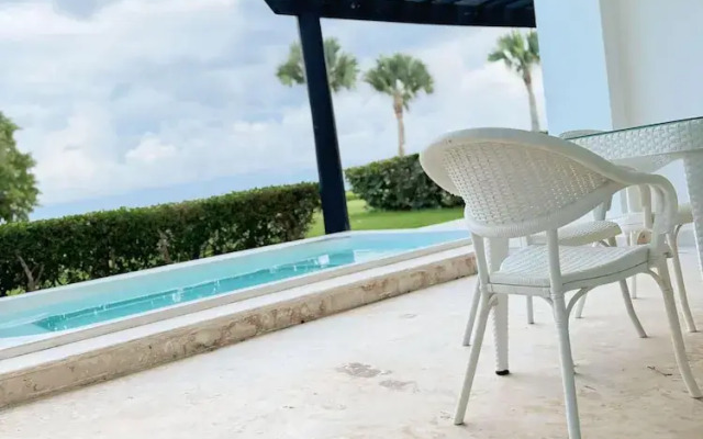 Apartment w Pool and Ocean View in Punta Palmera