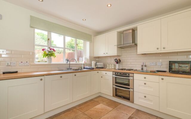 4 Aldelyme Court