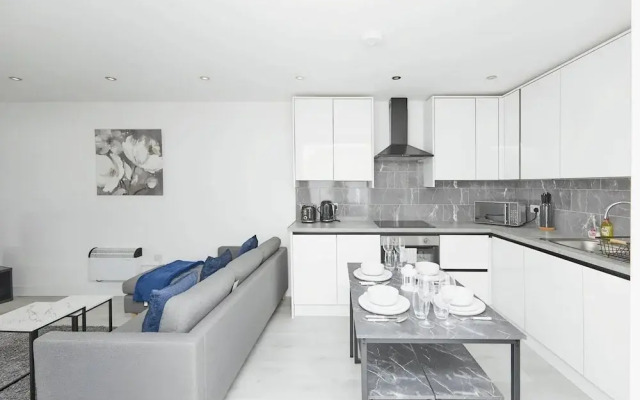 Modern 2 Bedroom House With Free Gated Parking