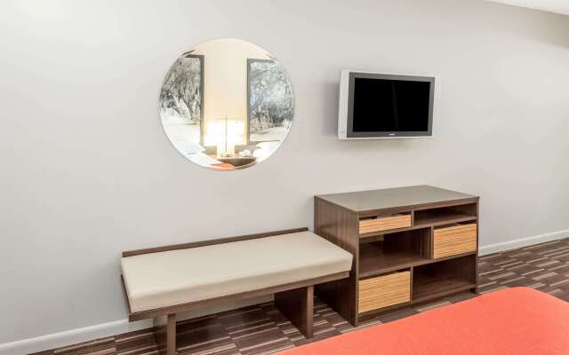 Super 8 by Wyndham Adel GA I-75