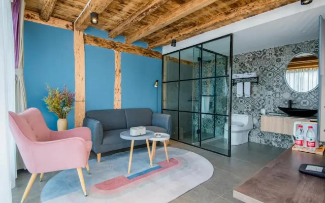 No Flowers Boutique Hostel
