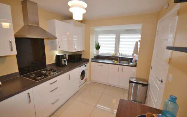 Milton Keynes Retreat - 4 Bedroom Luxury House