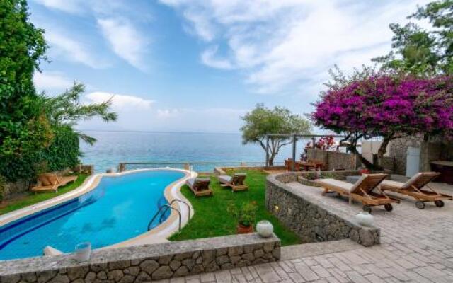 Beachfront Villa Benele