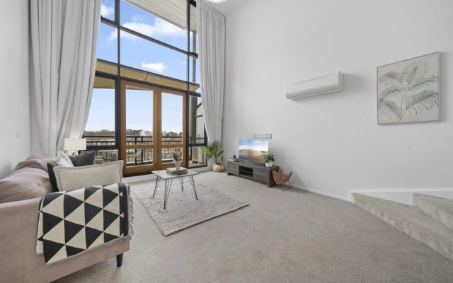 Loft-style CBD 1-bed With Rooftop Terrace & BBQ – Guest Rooms – Canberra