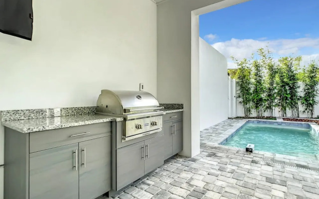 Lala at the Beach 512