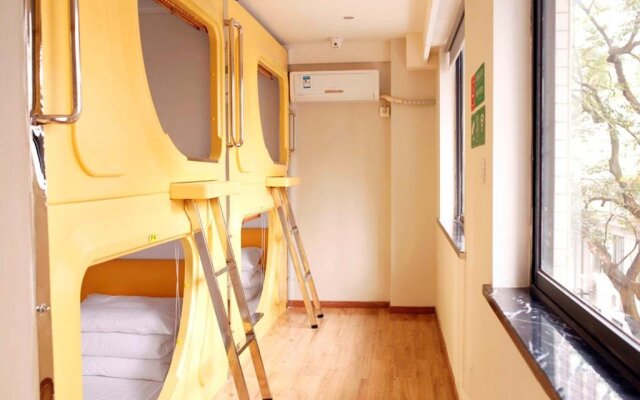 Simple Capsule Youth Hostels