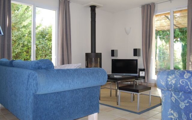 Detached villa with a dishwasher, in green surroundings