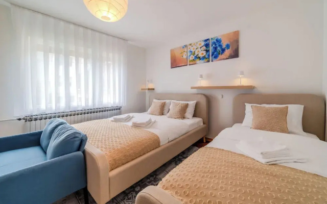 Family Friendly Apartment With Parking