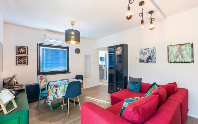 Boutique Triple House With Garden & Roof Terrace
