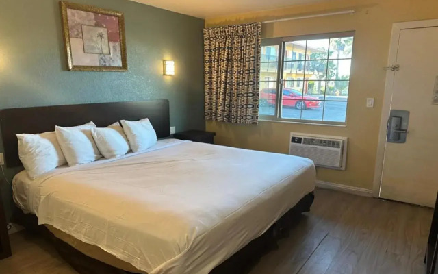 Hotel Avenida - Oceanside Camp Pendleton