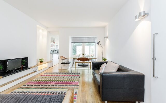 Modern Holland Park apartment