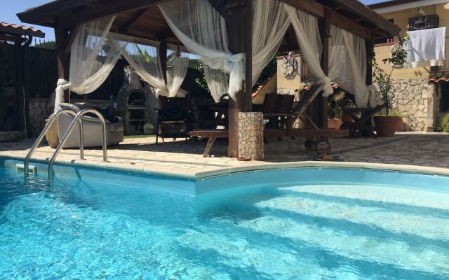 Lavish Holiday Home in Napoli With Swimming Pool