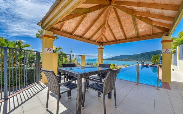 Ocean Views Galore - Airlie Beach
