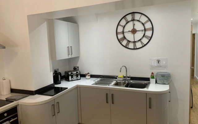 Stylish and Immaculate 2-bed Apartment in Leigh