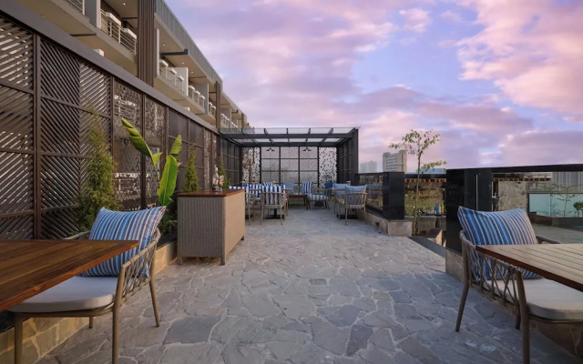 Iris Sarovar Portico