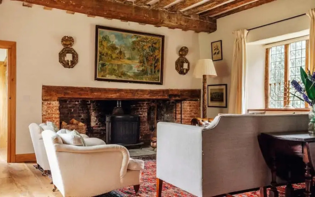 Lavish Tudor Hall Gardens - Sleeps 14