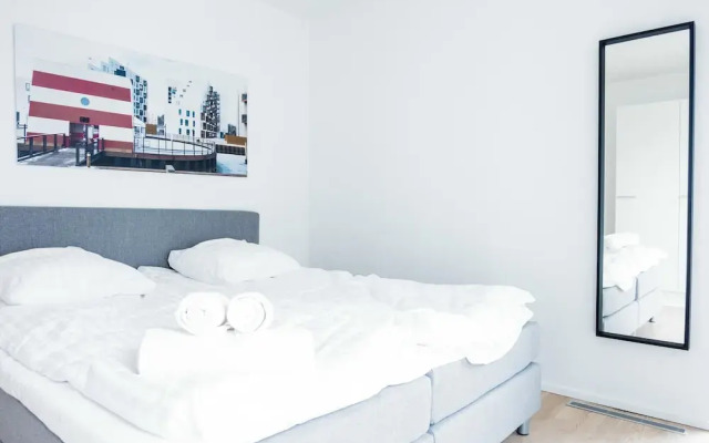 Spacious 1-bed w Private Terrace