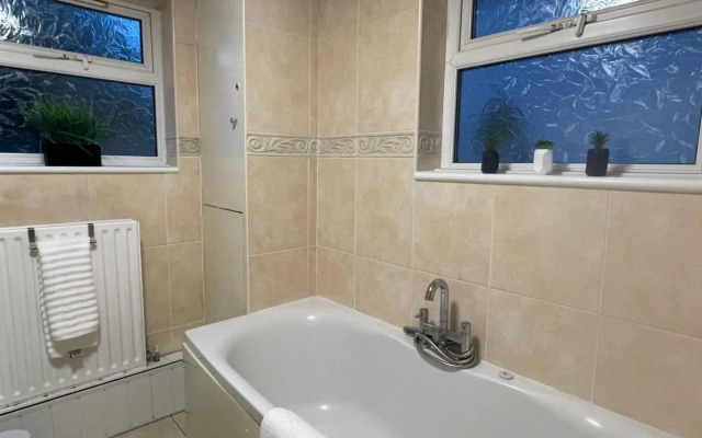 Cosy home with FREE PARKING and fast internet