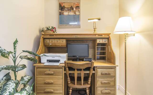 Econo Lodge & Suites