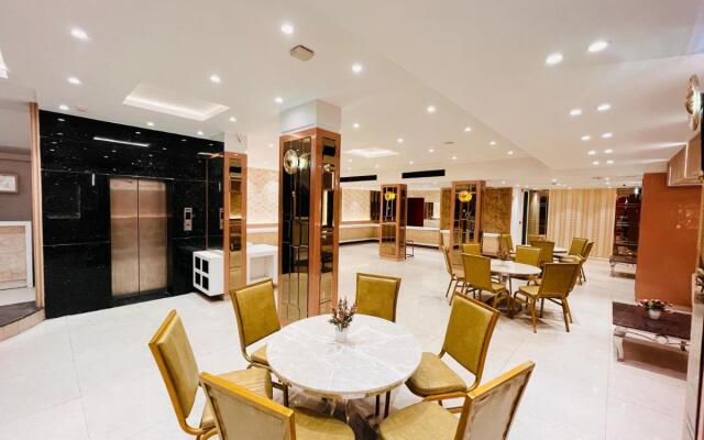 Qotel Hotel AT Residency Kaushambi