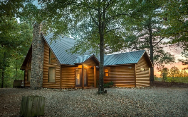 Okehi Pine Cabin With Wood Burning Fireplace and Outdoor Hot Tub by Redawning