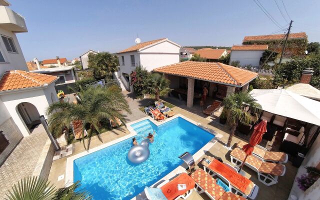 Room Tomo - open pool and pool for children: R1 Sukosan, Zadar riviera