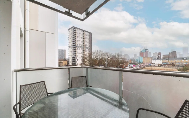 Cosy 2-bed Poplar Flat w/ City Views