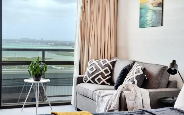 Sea City Views Takapuna Studio w Carpark