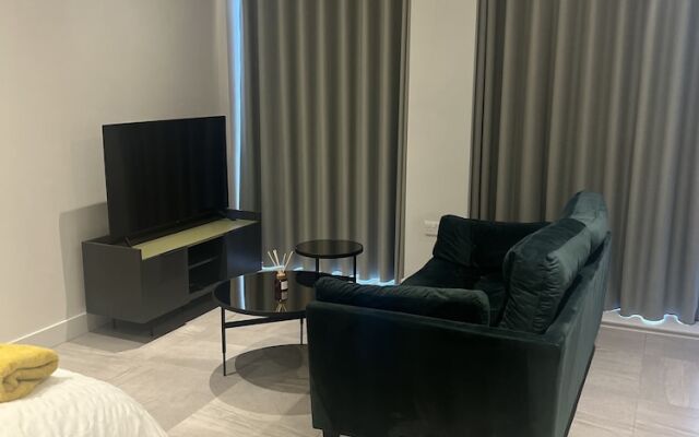 Beautiful Apartment With Excellent Water View