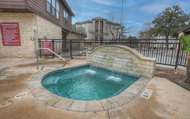 Luxury Riverfront Condo 1 BLK to Schlitterbahn!