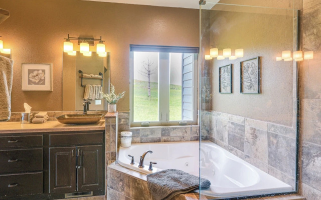 Spearfish Retreat w/ Fireplace + Mountain Views!