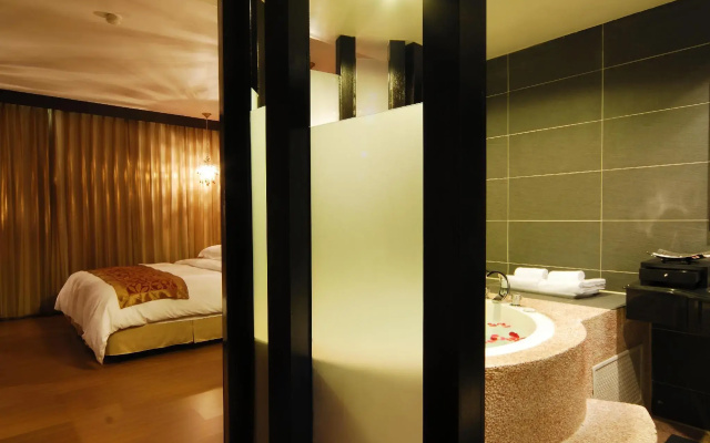 The Riverside Hotel & Motel