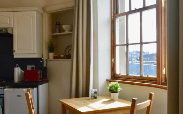 Sophisticated and Bright One Bed in Leith