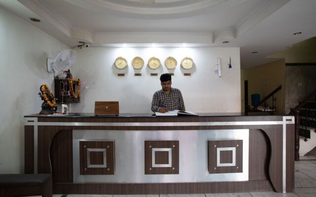 OYO 43687 Golden Deluxe Hotel