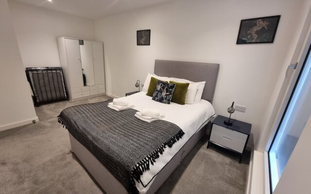 Trafford Suite Modern 1 bed With Cinema Room