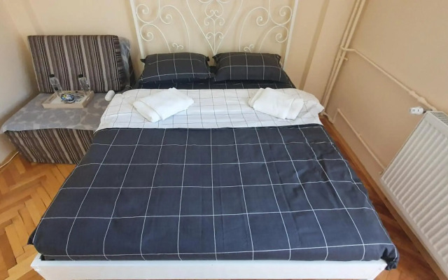 Between Parks - King Bed - Central - Football field