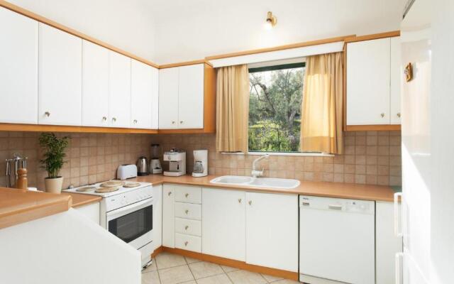 Eleni's House Cozy 2-Bedroom House with Garden