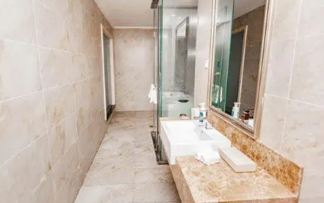 Hilary International Hotel (Zhonghuan City, Exit near Fanhua Avenue Metro Station)