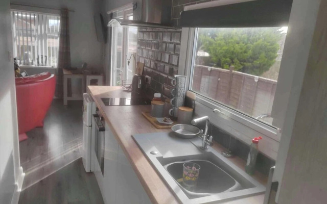 1br-garden-parking-pets-10 Mins to Beach