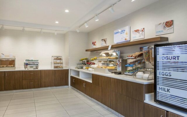 Holiday Inn Express & Suites Chicago West - St Charles