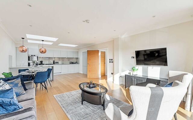 Penthouse Apartment In Brentford
