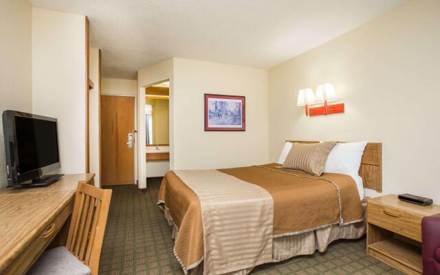 Travelodge by Wyndham Perry National Fairgrounds Area I-75