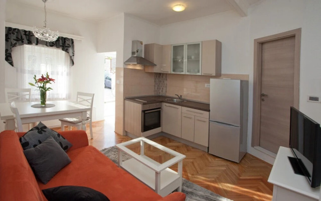 Modern apt With Large Garden & Parking in Center