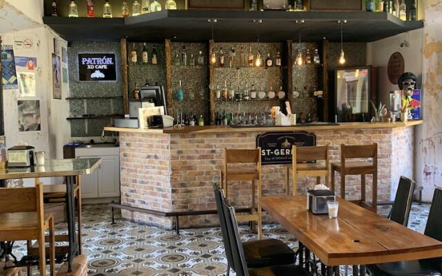 Nikikot Hotel and Hostal Food & Drink