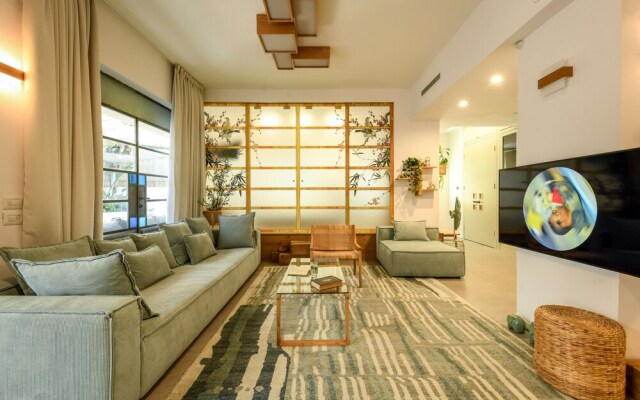 Charming 2BR Apt w a Breathtaking Patio