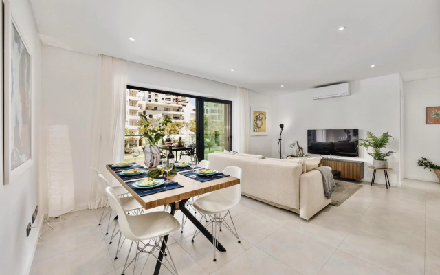 Luxorious Beachside Apartment with Pool